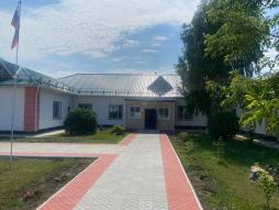 Вход в здание  Муниципального дошкольного образовательного учреждения-детский сад №2 "Золотой ключик" Барабинского района Новосибирской области